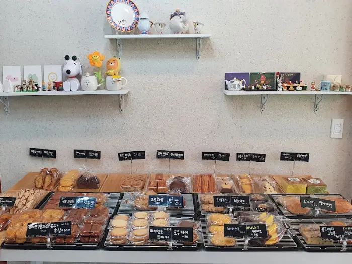 다양한 종류의 베이커리가 진열된 유자당의 모습