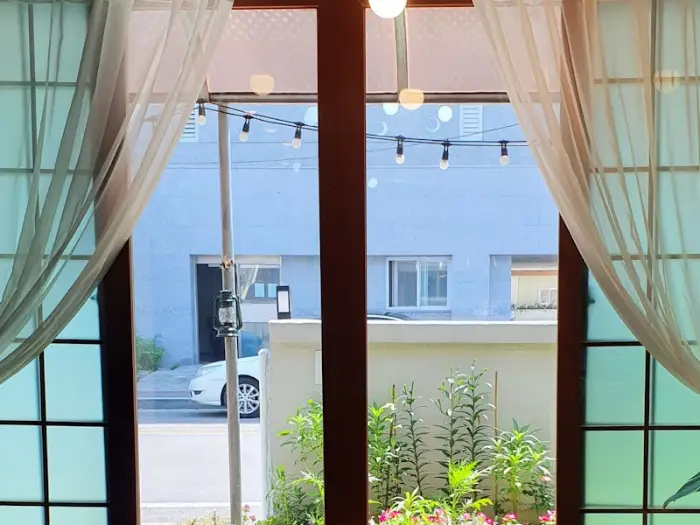 유자당의 창가 풍경