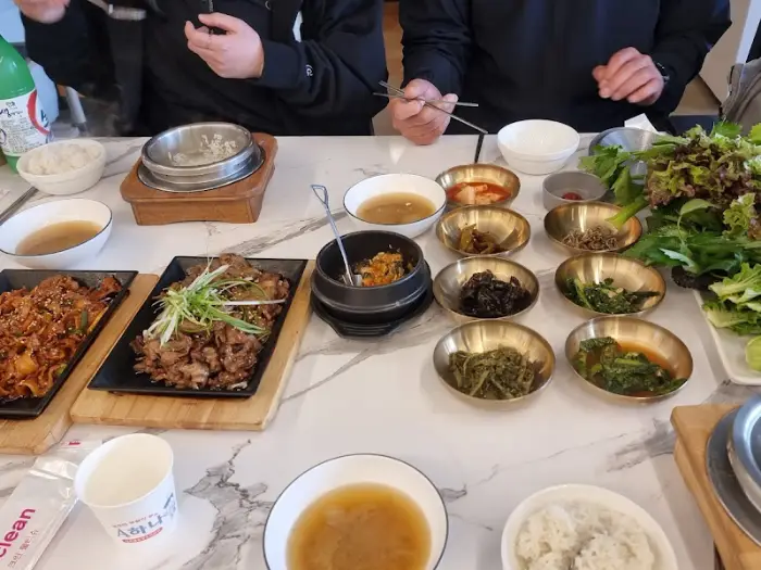 테이블에 차려진 다양한 쌈 채소와 메인 요리