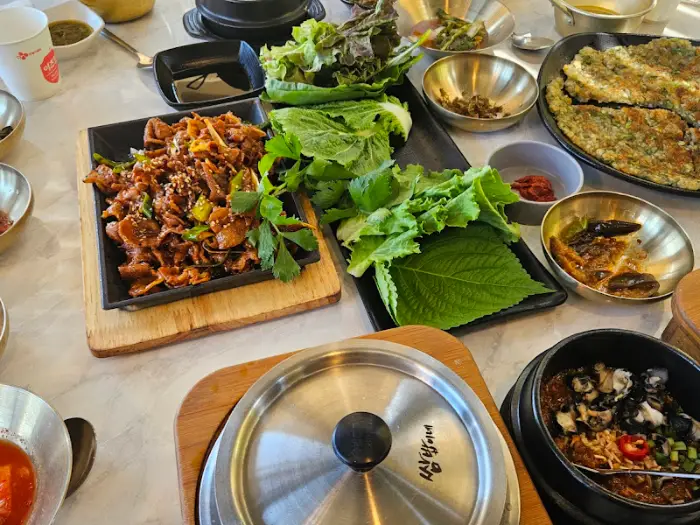 다양한 쌈 채소와 함께 차려진 제육볶음