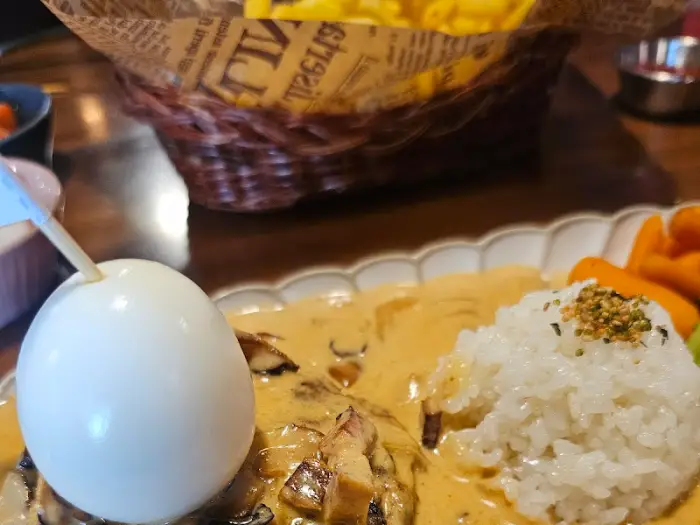 함박스테이크 위에 올라간 반숙란