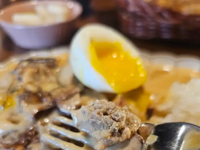 반숙란 노른자가 흘러내리는 모습