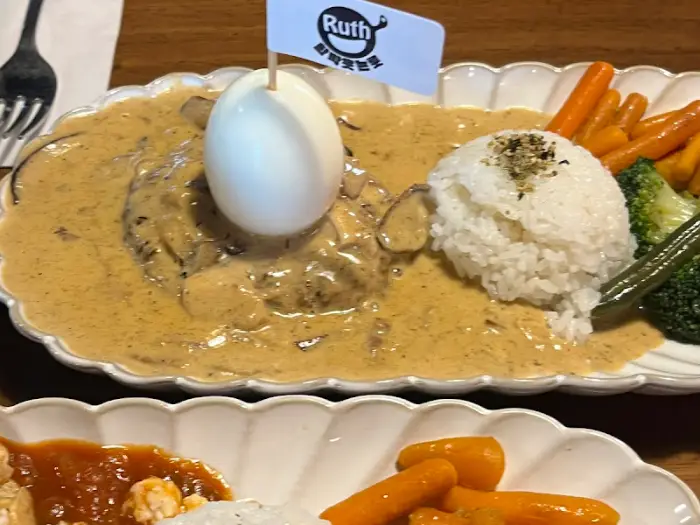 크림소스가 듬뿍 올라간 함박스테이크