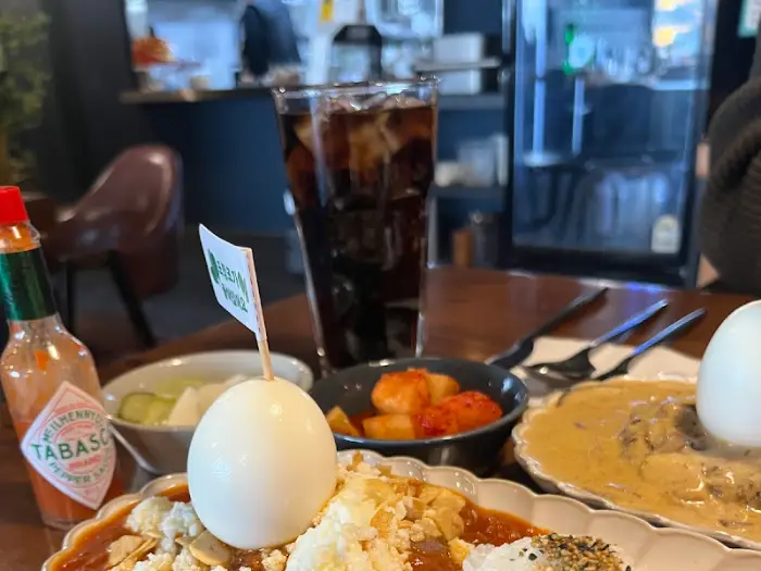 테이블 위 음식과 음료