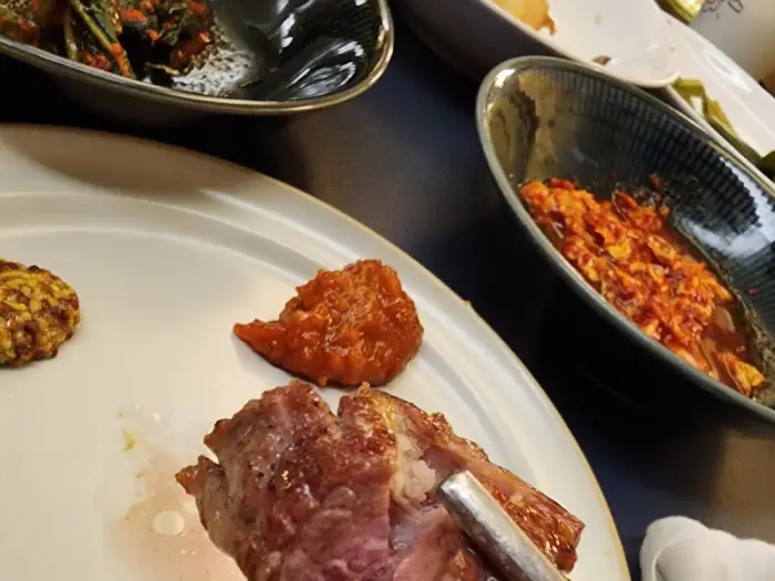 접시에 담긴 고기와 소스, 곁들임 반찬