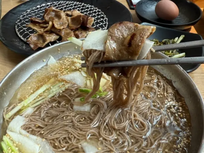 을화옥 냉면과 숯불고기 클로즈업