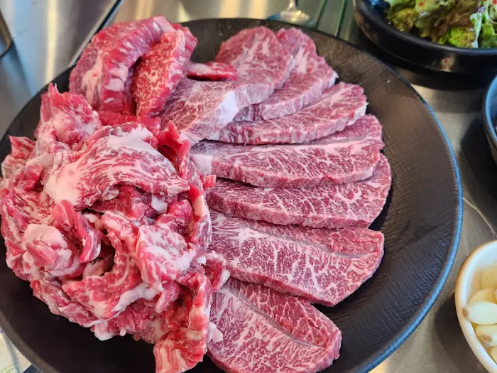 잘 구워진 한우와 곁들임 반찬