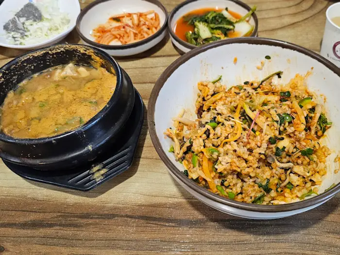 보리밥 비빔밥과 청국장, 그리고 몇 가지 반찬이 함께 놓인 식탁