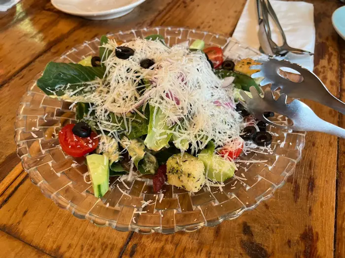 모짜렐라 치즈와 프로슈토가 듬뿍 올라간 피자