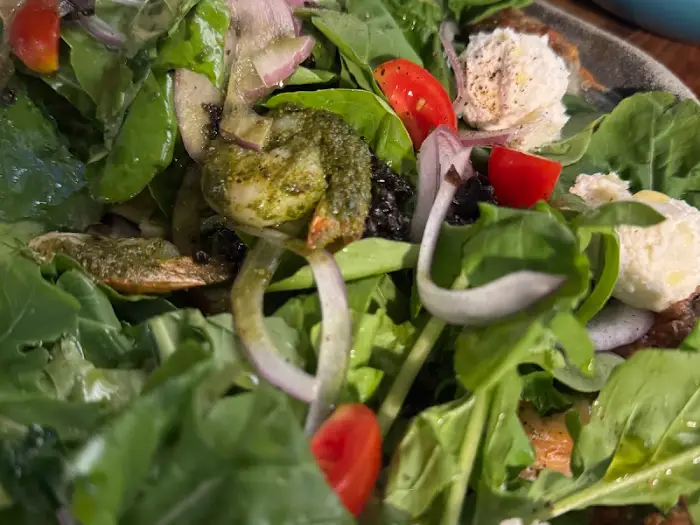 신선한 채소와 새우가 어우러진 샐러드