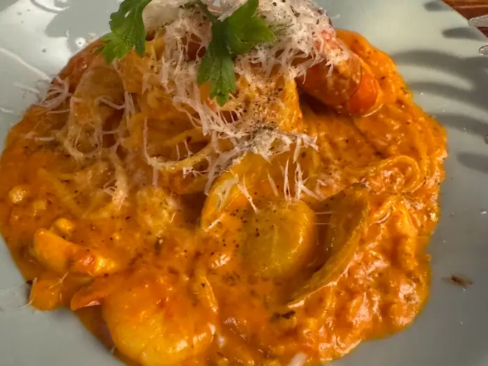 먹물 크림 파스타와 날치알의 조화