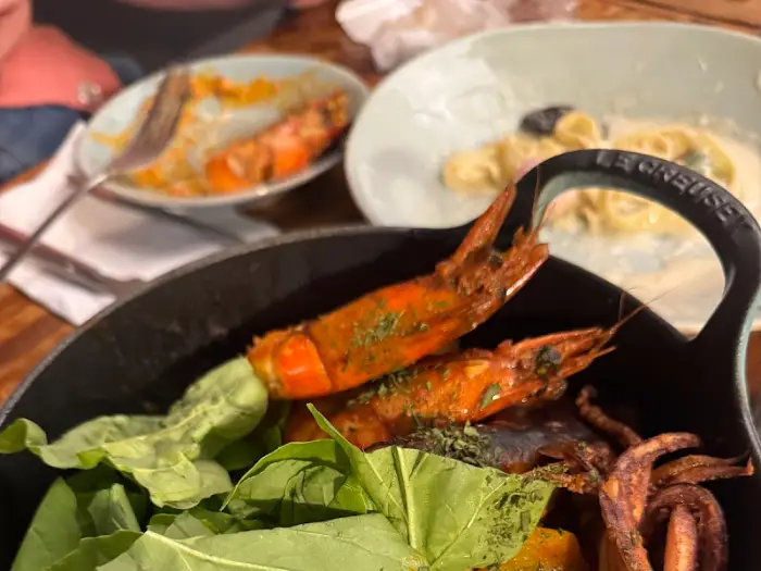 접시에 담겨 나온 해산물 요리