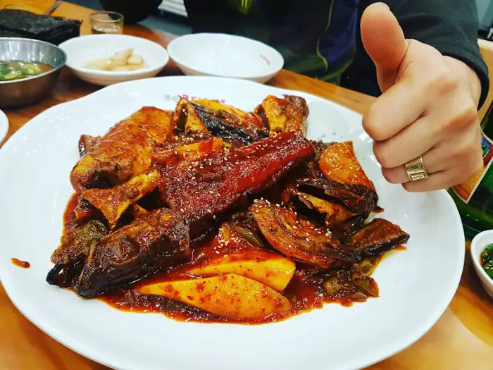 다양한 반찬과 코다리찜