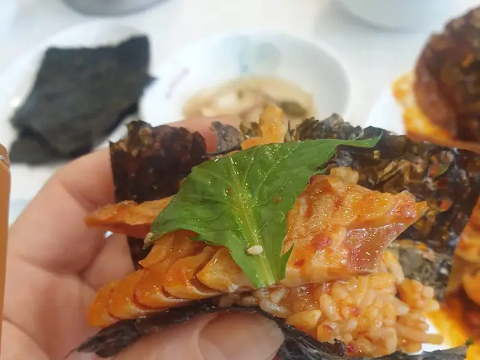 김에 코다리찜과 밥을 싸 먹는 모습