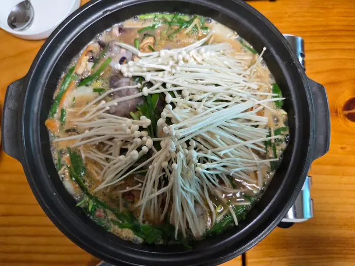 연포가든의 낙지버섯전골