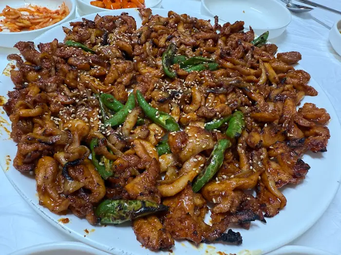 푸짐하게 차려진 닭불고기
