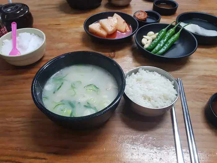 곰탕과 밥, 반찬 세팅 사진