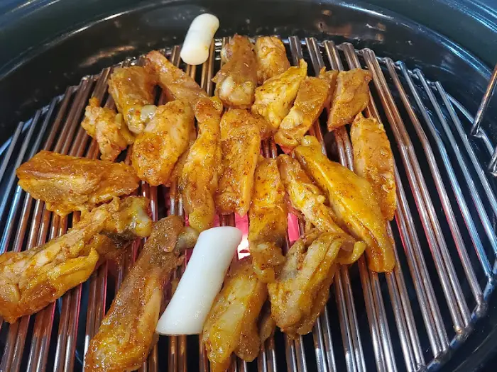 숯불 위에서 익어가는 닭갈비와 떡