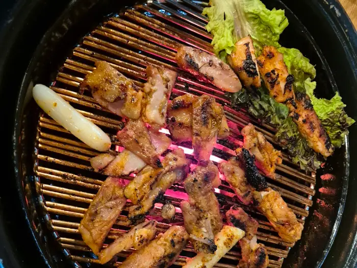 잘 익은 닭갈비와 쌈채소