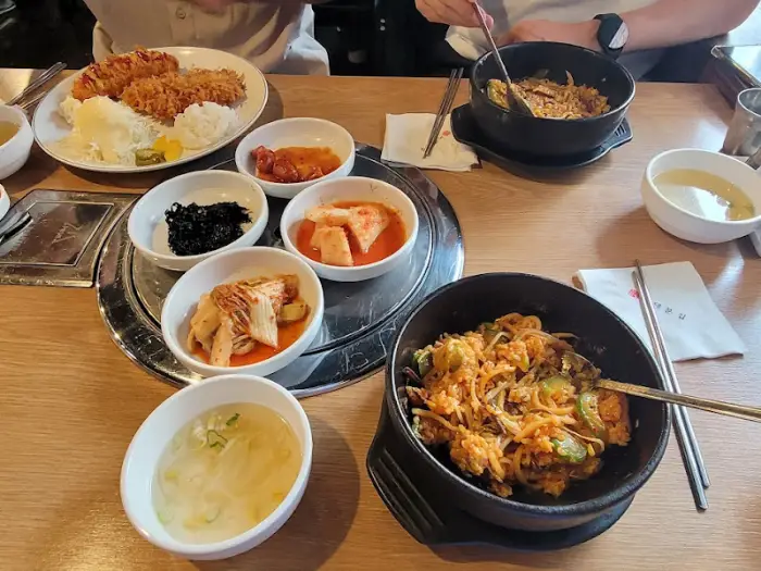 테이블에 차려진 다양한 음식들