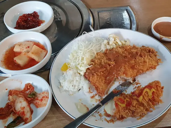 돈까스와 곁들임 메뉴