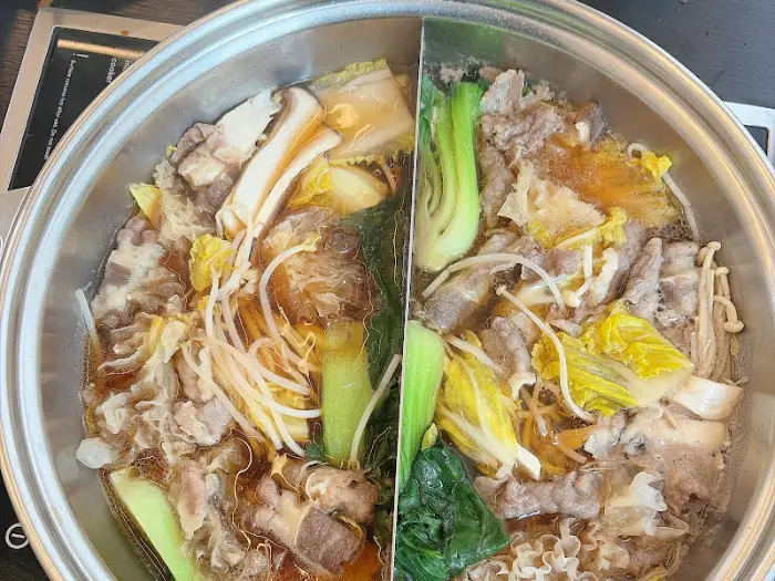 반반 육수의 샤브샤브 냄비