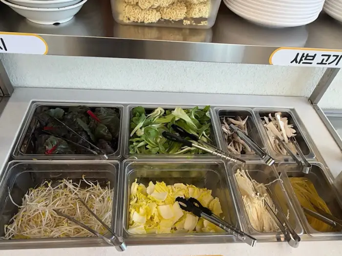 신선한 샤브샤브용 채소들