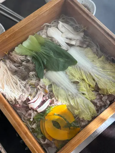 다양한 채소와 고기가 담긴 편백찜