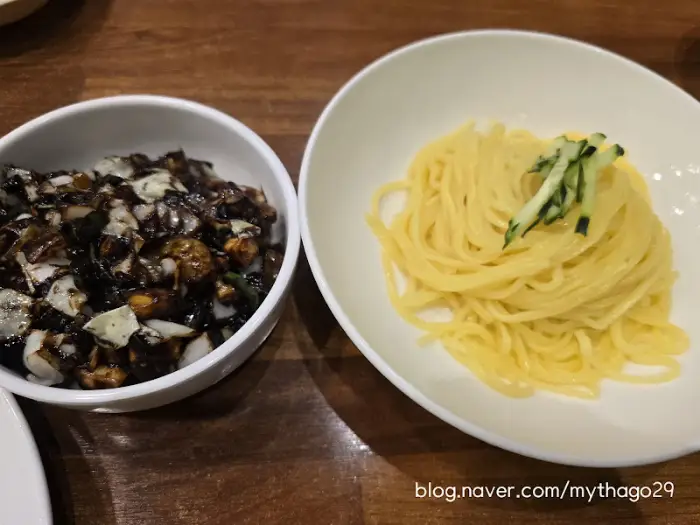 기본 반찬과 짜장면