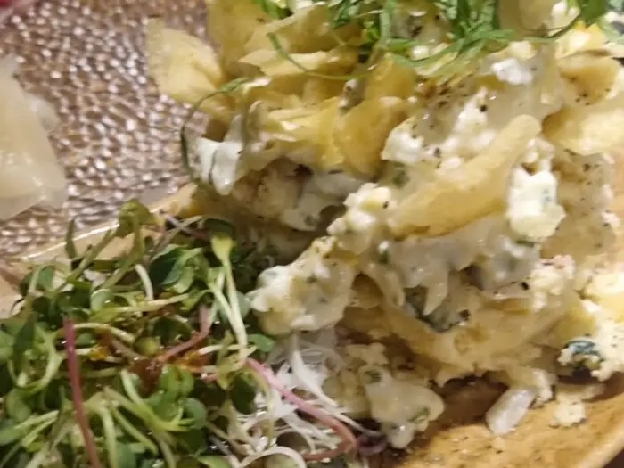 감자 샐러드와 곁들임 야채