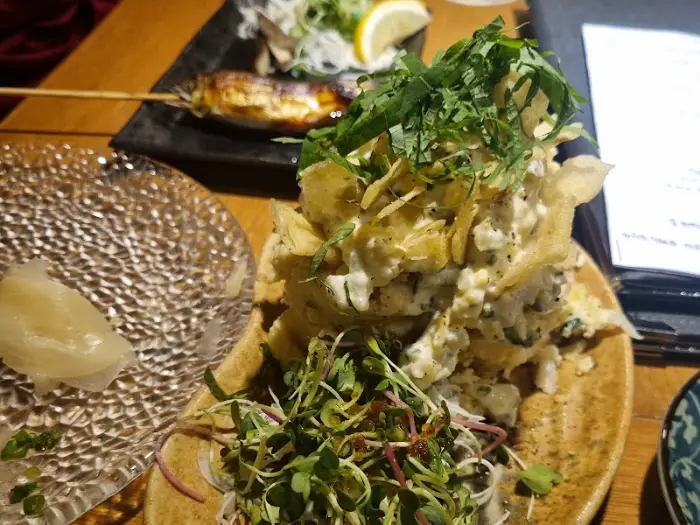 구운 생선과 샐러드, 그리고 곁들임 반찬