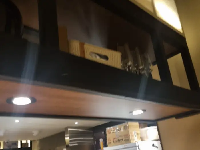 선반에 놓인 냅킨 홀더와 술병들