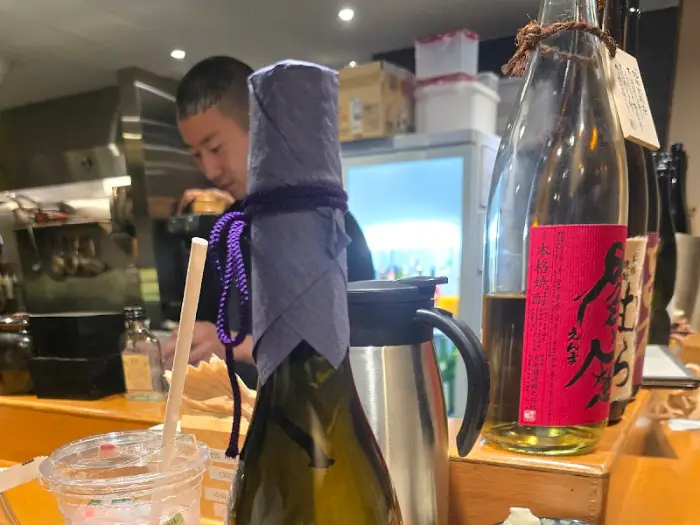 다찌석 뒤편의 주방 모습과 사케 병