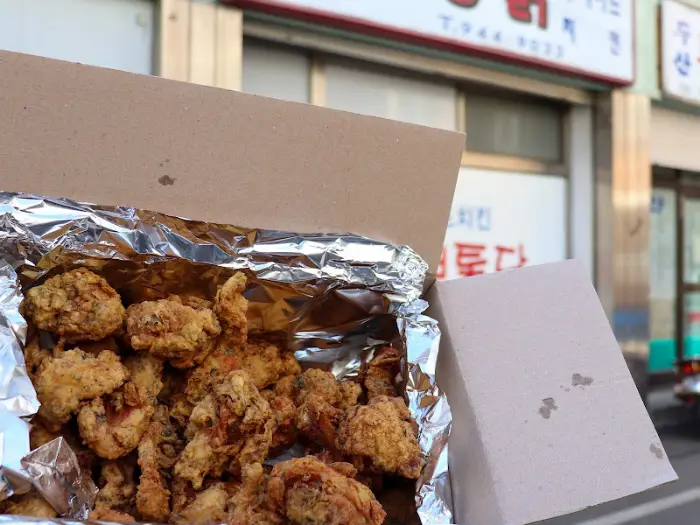 갓 튀겨진 뽀뽀통닭