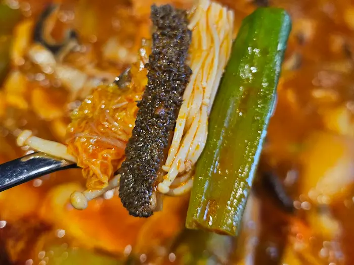 곱창전골 속 곱창과 야채를 집어 올린 모습