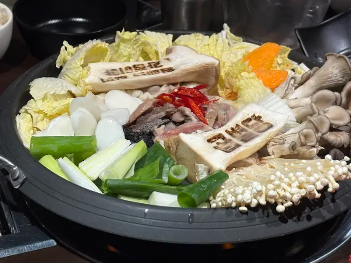 곱창전골 냄비의 전체적인 모습. 야채와 곱창이 가득하다.