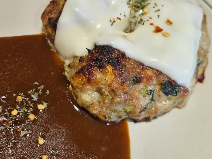 치즈가 덮인 수제 함박스테이크 모습