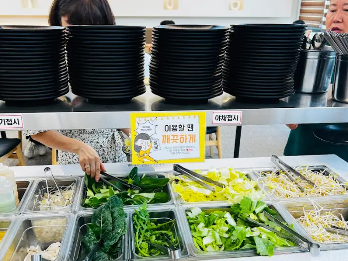 싱싱한 채소들이 가득한 뷔페 코너