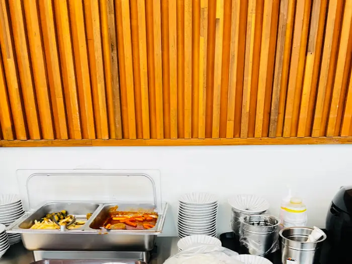 음식이 담긴 뷔페 용기들