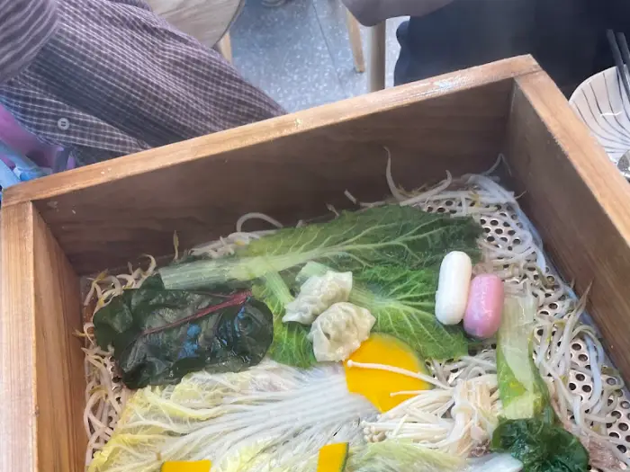 편백찜기에 담긴 신선한 채소와 재료들