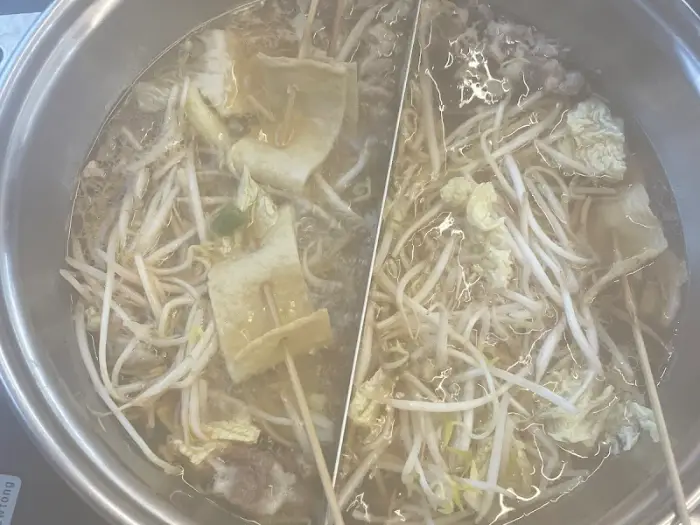 끓고 있는 샤브샤브 냄비