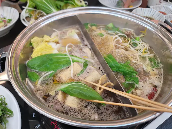 다양한 재료가 담긴 샤브샤브 냄비