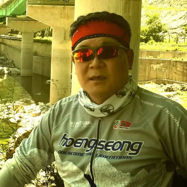 푸짐하게 담겨 나온 버섯 감자탕