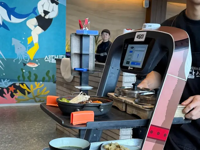서빙 로봇과 함께 등장하는 음식