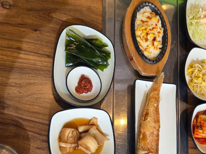 다양한 밑반찬과 옥돔구이