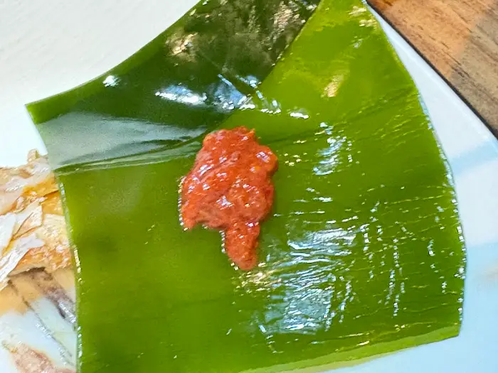 다시마 잎과 붉은 양념