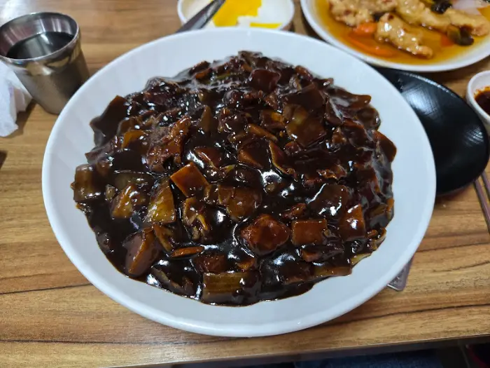 짜장면의 춘장 소스와 면발이 듬뿍 담겨 있는 모습