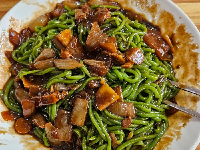 탕수육 조각과 소스가 함께 담겨 있는 모습