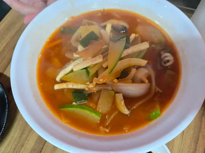 해물 짬뽕 국물에 각종 채소와 해물이 들어 있는 모습