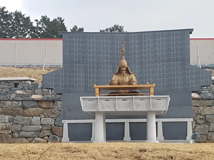 거북선 형상을 한 조형물